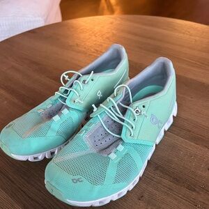 On Cloud Women’s Mint Green Sneakers Sz 8